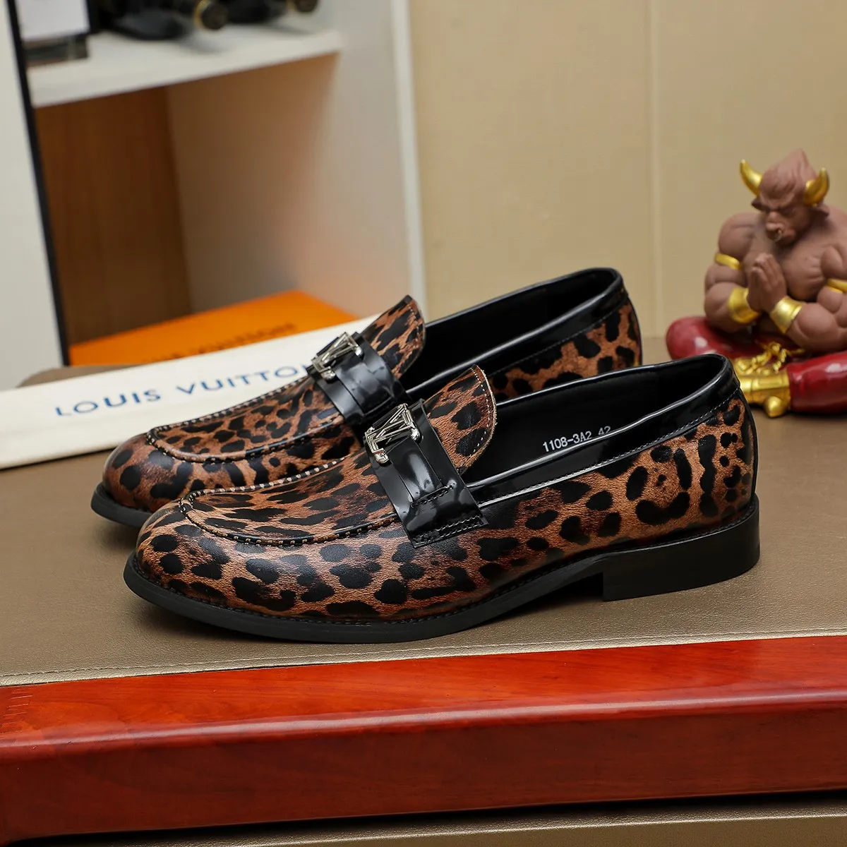 Men's shoes 💰 460 💰 Louis Vuitton LV ® 🆕 model 🔛Full shoe counter, first layer cowhide, 🐂leather lined casual shoes for men, super soft outsole, essential for driving. Counter synchronization, original first layer cowhide, completely 1:1 mold customization🌹top version, color optional! Number: 39-44 (customized at 38.45)
